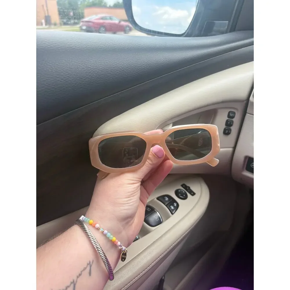 Women’s sunglasses- in great gently used condition